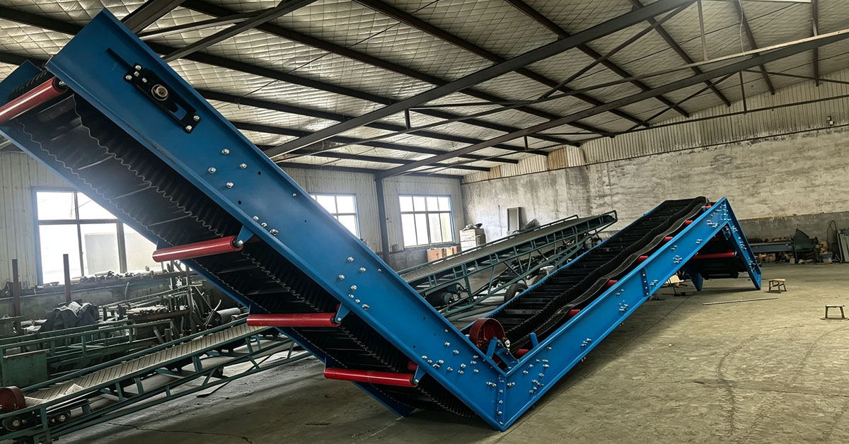 Large angle corrugated sidewall conveyor belt demo machine, bulk material lifting