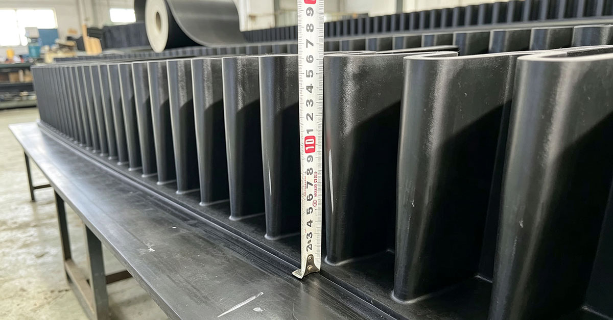 Corrugated sidewall conveyor belt with cleats, structure detail for vertical conveying