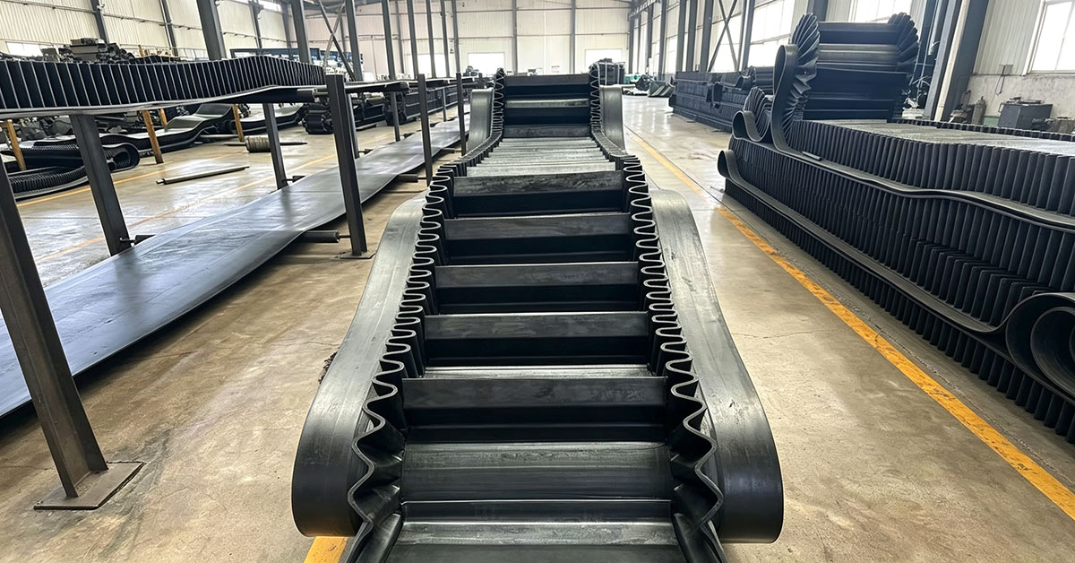 Long corrugated sidewall conveyor belt, industrial bulk material conveying equipment