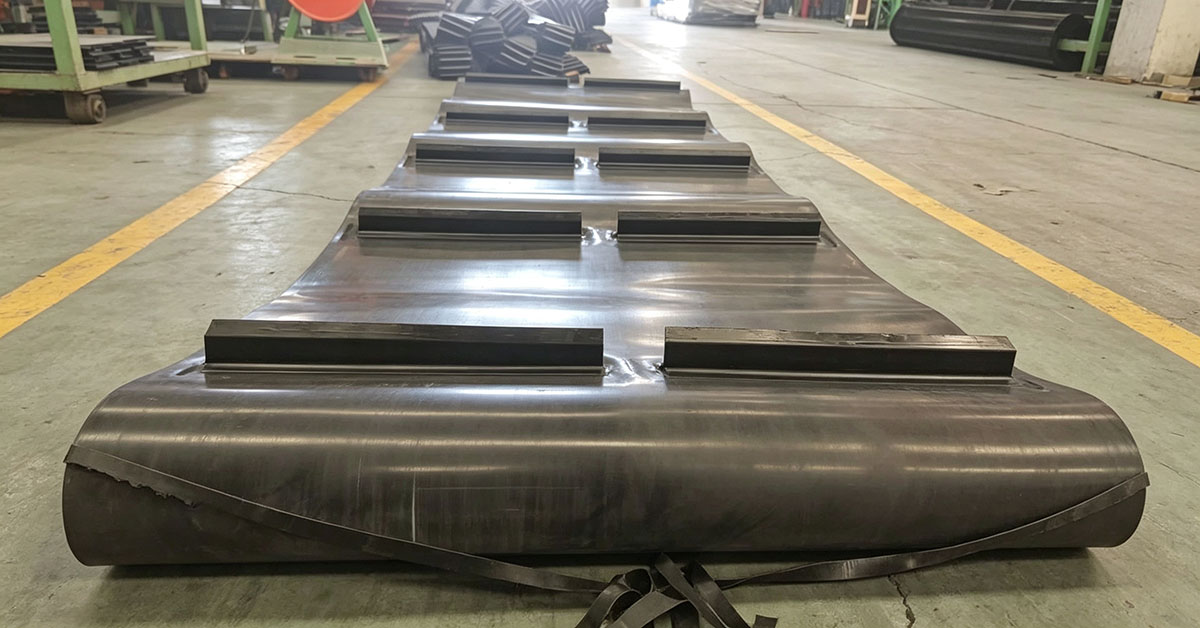 Production workshop of large angle sidewall rubber conveyor belt