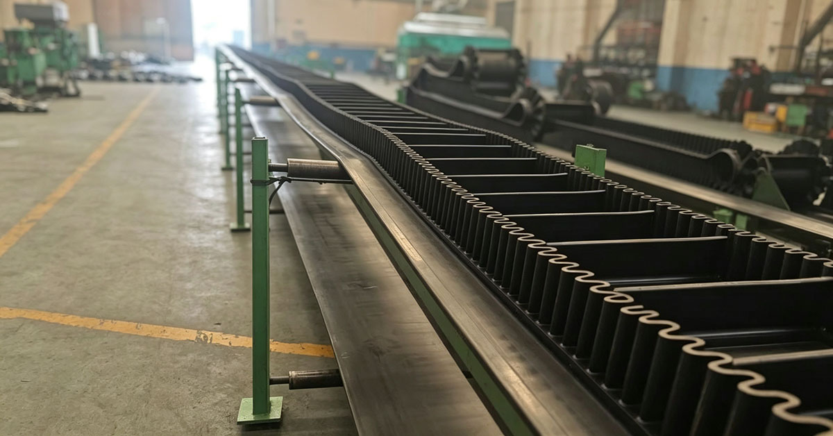 Corrugated sidewall rubber conveyor belt, factory production workshop