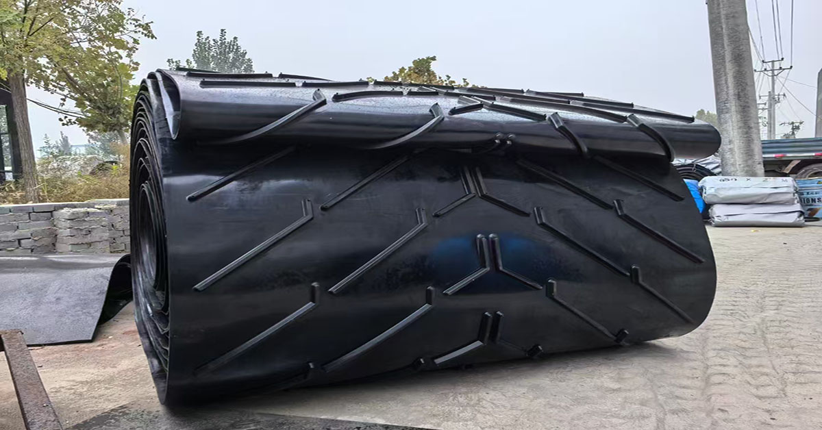 Finished high grip patterned rubber conveyor belt roll