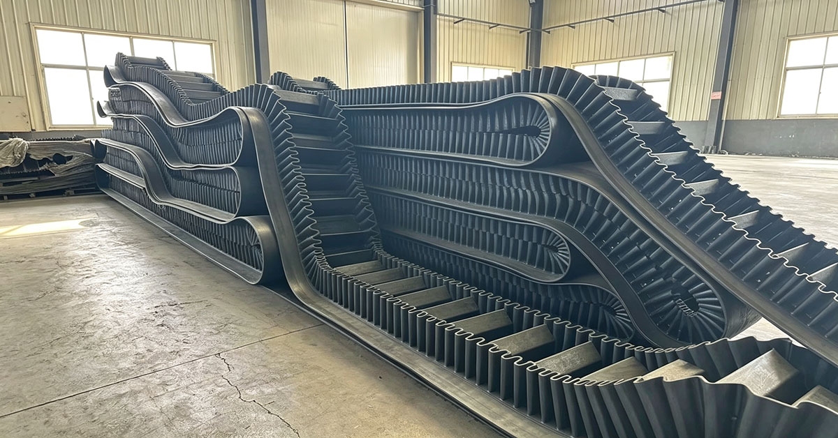 Hongyuan corrugated sidewall conveyor belt, multiple belt rolls in factory workshop